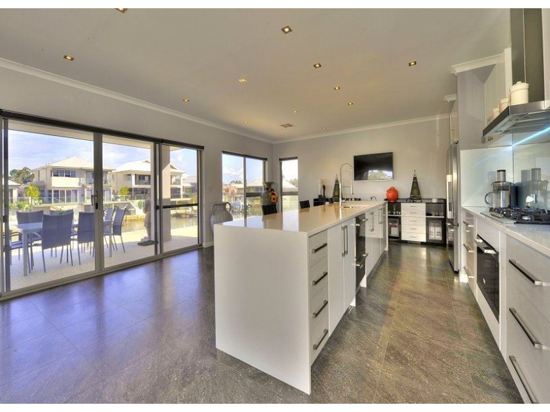 6 Brindabella Crescent, Halls Head WA 6210