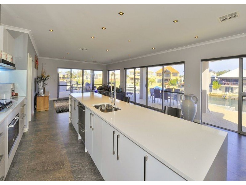 6 Brindabella Crescent, Halls Head WA 6210