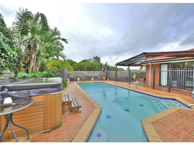 132 Peelwood Parade, Halls Head WA 6210