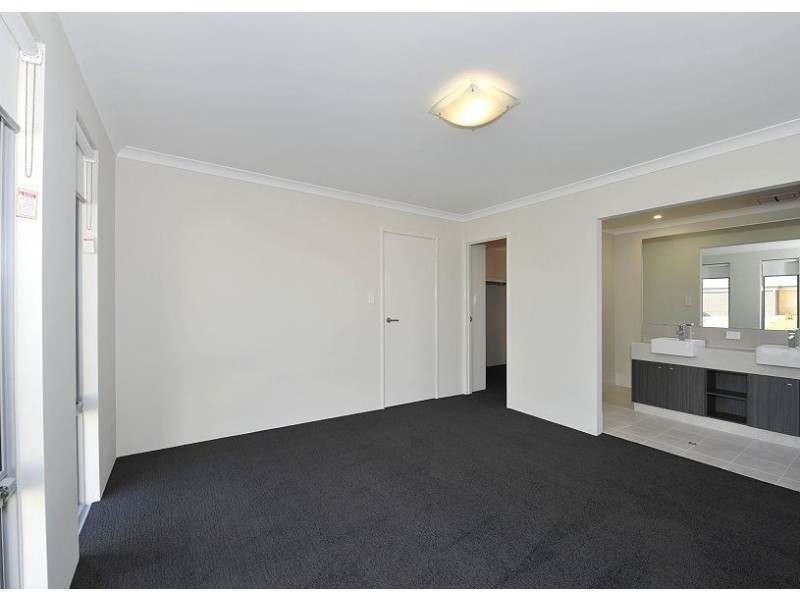 8 Dowerin Circuit, Lakelands WA 6180