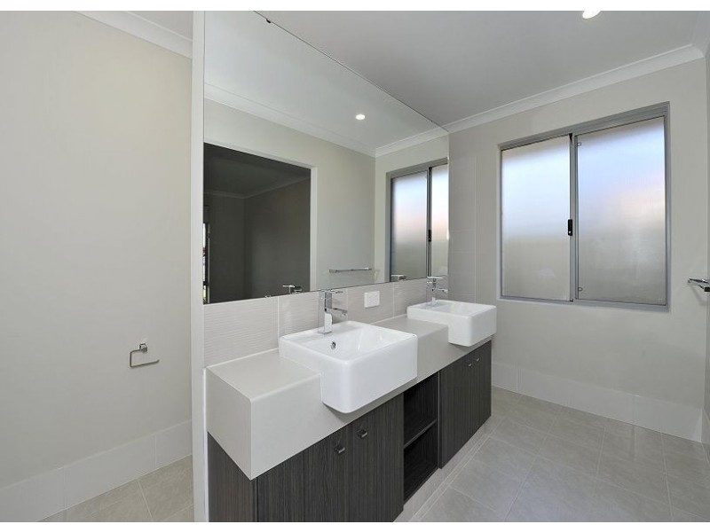 8 Dowerin Circuit, Lakelands WA 6180