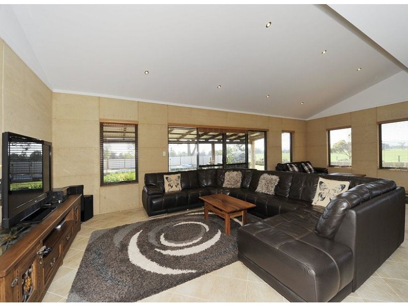 54 Avoca Retreat, North Dandalup WA 6207