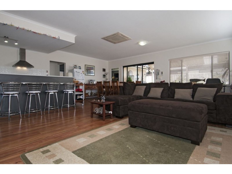 25 Banksiadale Gate, Lakelands WA 6180