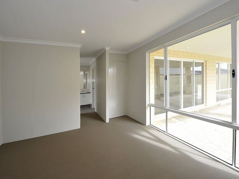 5 Indoon Way, Lakelands WA 6180