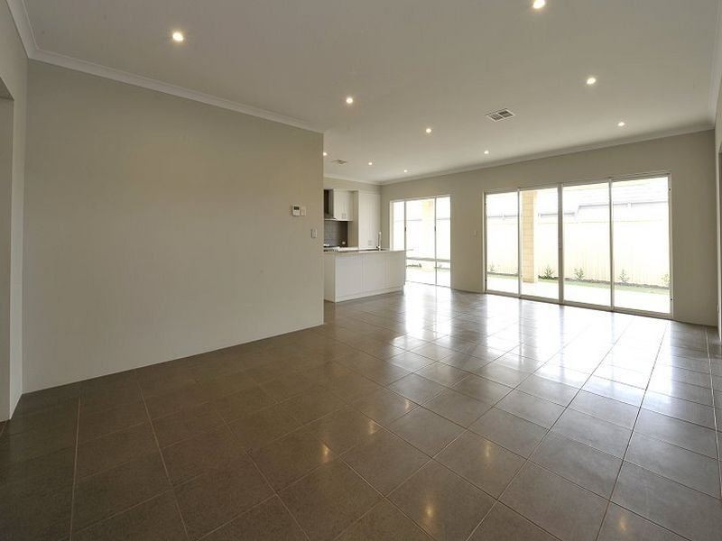 5 Indoon Way, Lakelands WA 6180