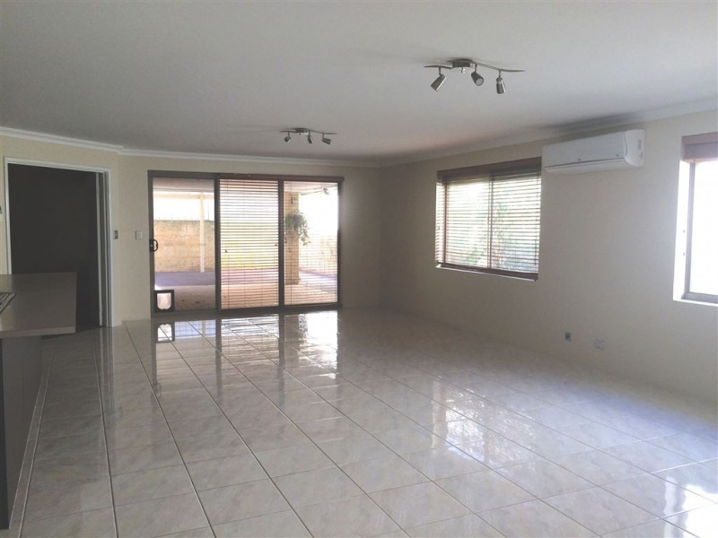 4 Banksiadale Gate, Lakelands WA 6180