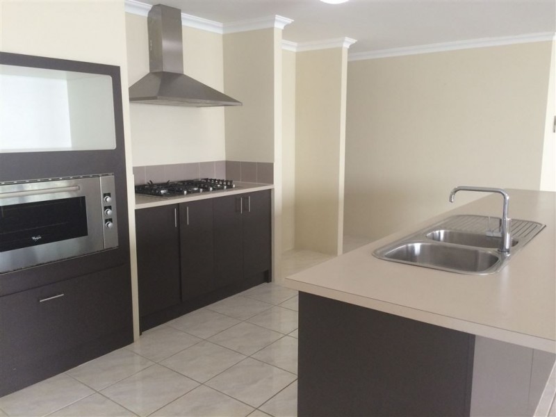 4 Banksiadale Gate, Lakelands WA 6180