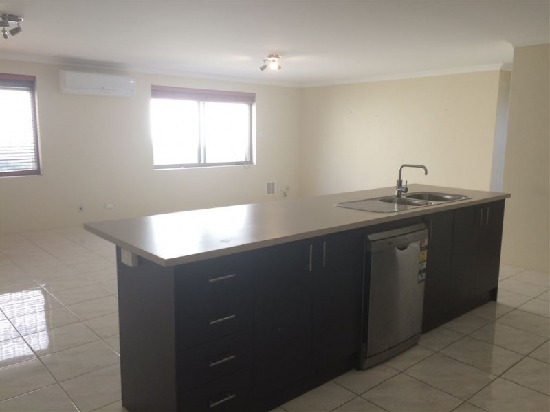 4 Banksiadale Gate, Lakelands WA 6180