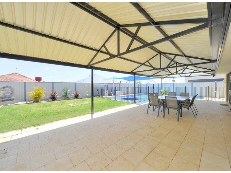 2 Pelham Close, Meadow Springs WA 6210