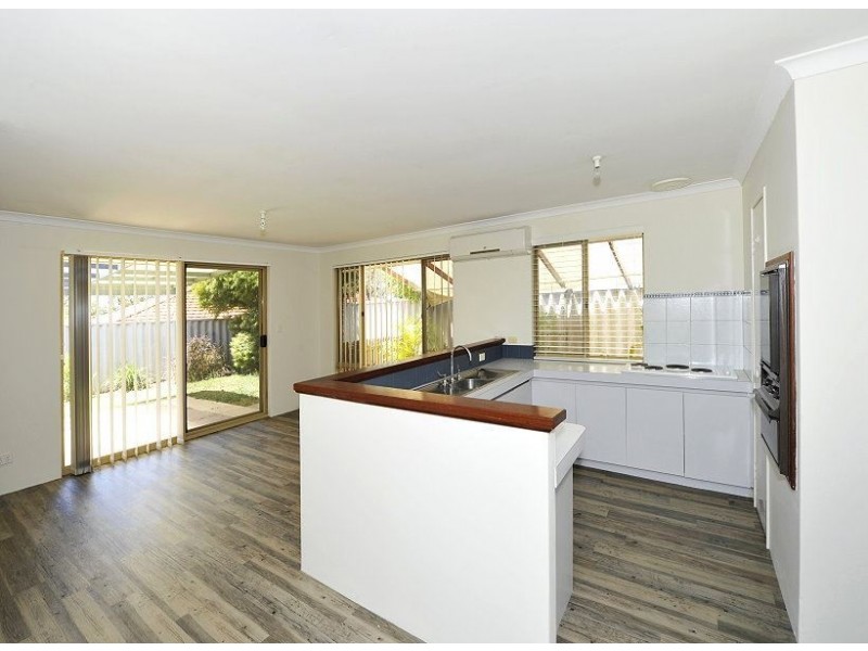 2/5 Honeysuckle Ramble, Halls Head WA 6210