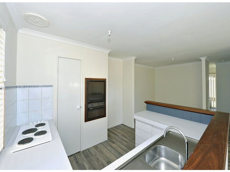 2/5 Honeysuckle Ramble, Halls Head WA 6210