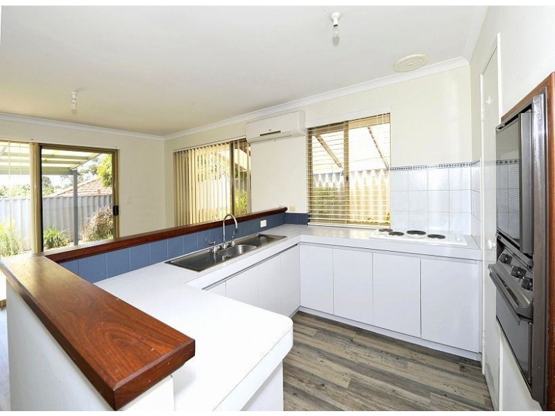 2/5 Honeysuckle Ramble, Halls Head WA 6210