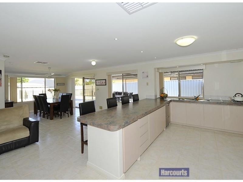 72 Floribunda Avenue, Halls Head WA 6210