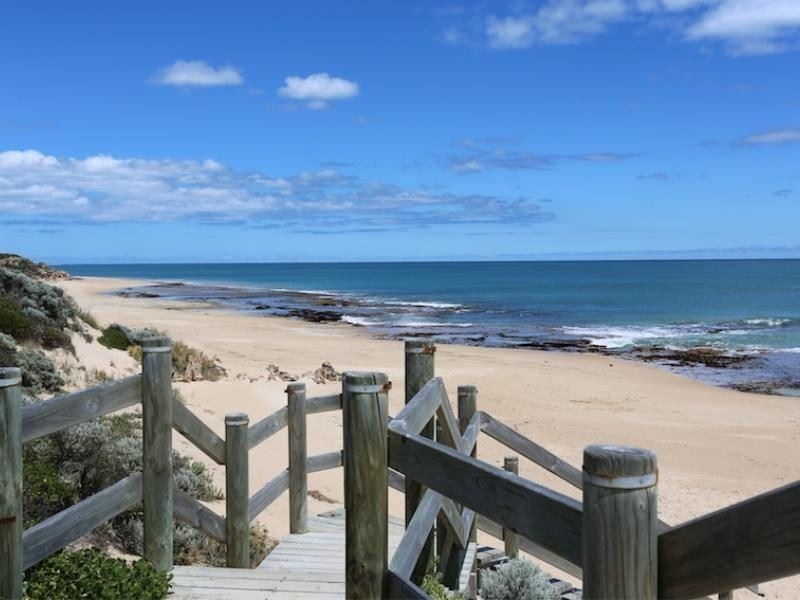 10 Beaufortia Turn, Halls Head WA 6210