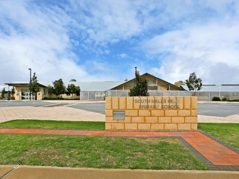 10 Beaufortia Turn, Halls Head WA 6210