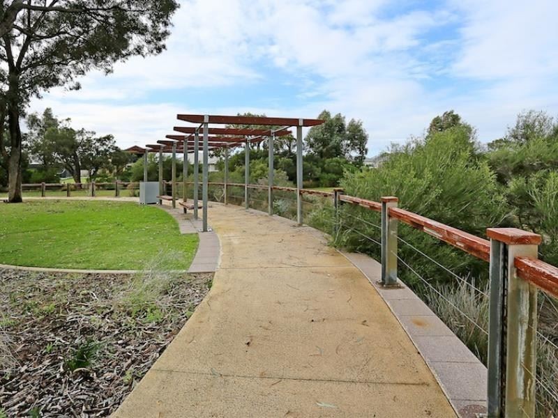 10 Beaufortia Turn, Halls Head WA 6210