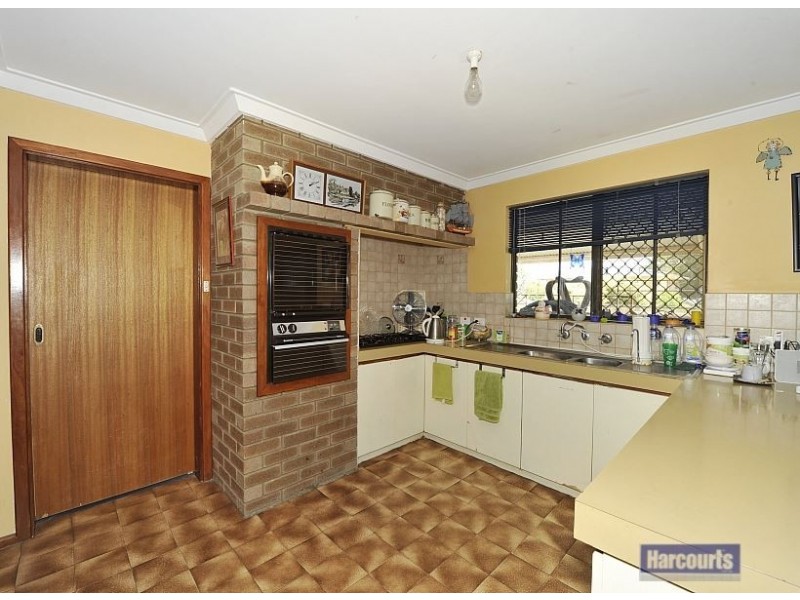 6 Oakdale Close, Halls Head WA 6210