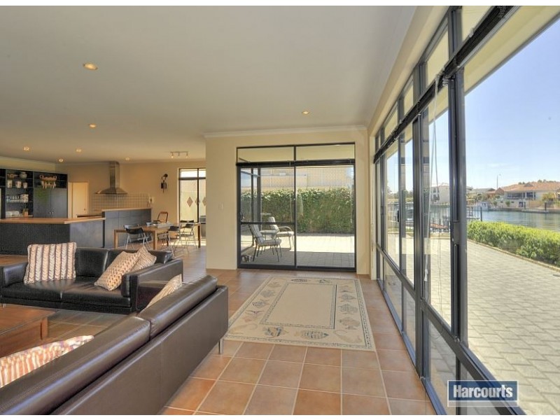 34 Aztec Island Retreat, Halls Head WA 6210