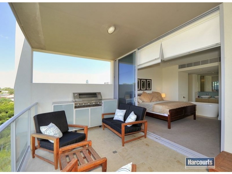 10/11 Halls Head Parade, Halls Head WA 6210