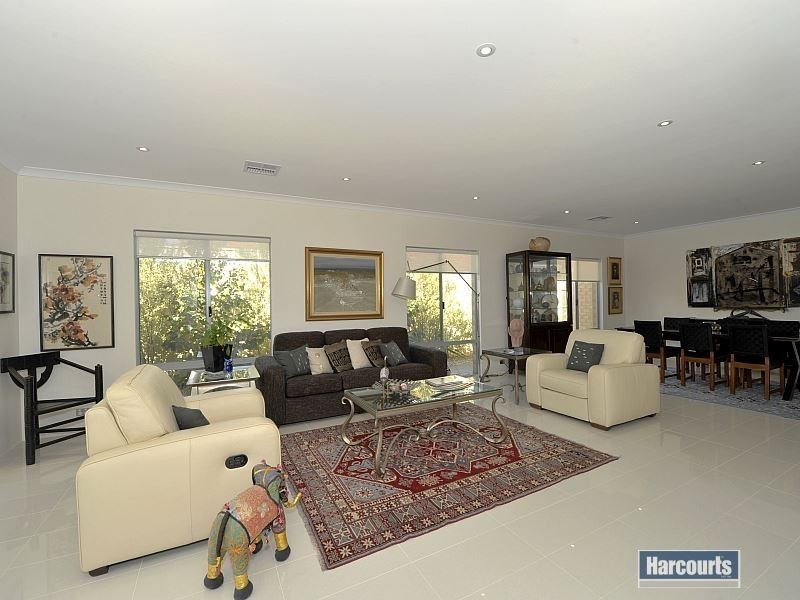 19 Sharperton Meander, Dudley Park WA 6210