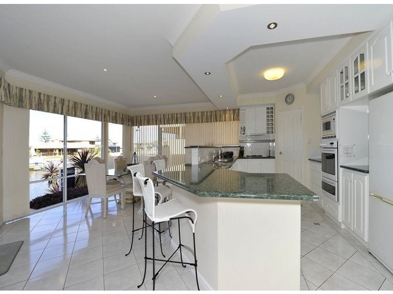 18 Aztec Island Retreat, Halls Head WA 6210