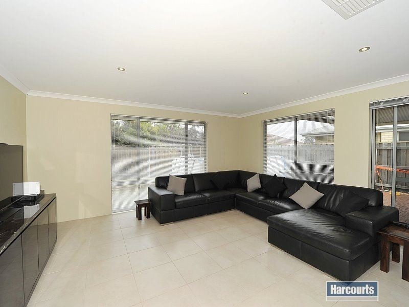 7 Senecio Way, Halls Head WA 6210