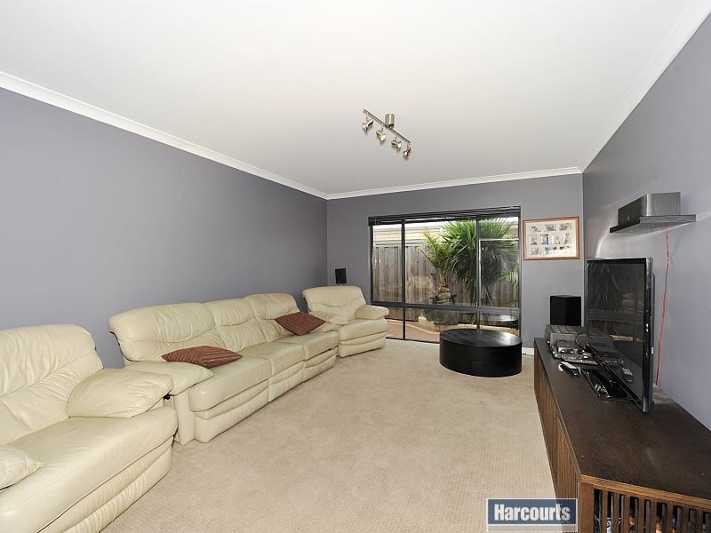 11 Orania Pass, Halls Head WA 6210