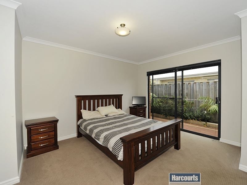 11 Orania Pass, Halls Head WA 6210