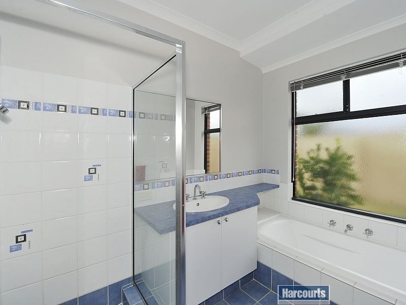 11 Orania Pass, Halls Head WA 6210