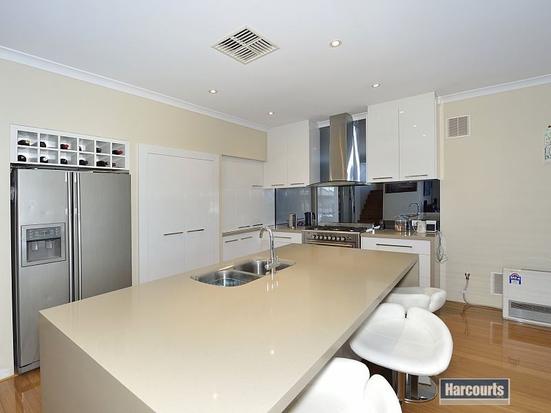 20 Ragamuffin Point, Halls Head WA 6210