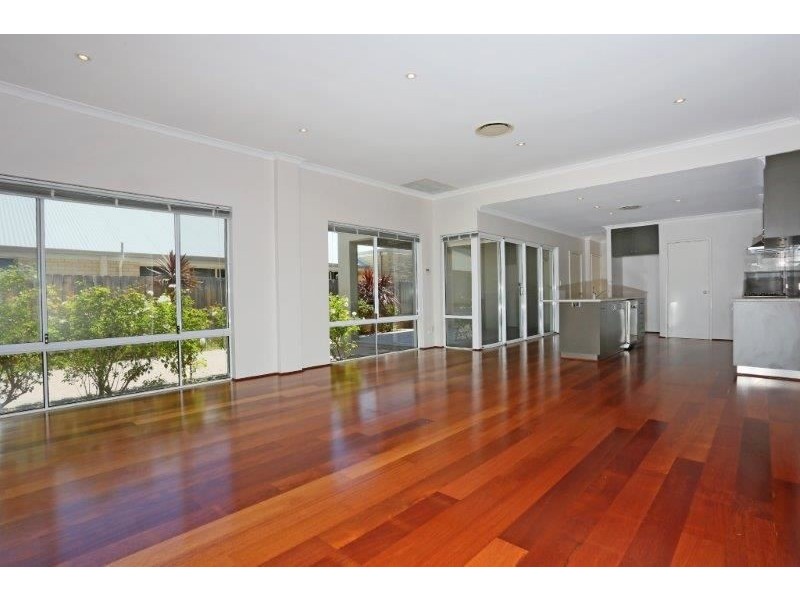 121 Darwin Terrace, Dudley Park WA 6210