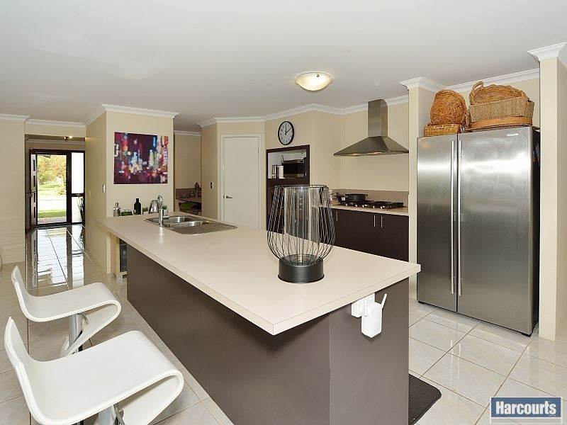 4 Banksiadale Gate, Lakelands WA 6180