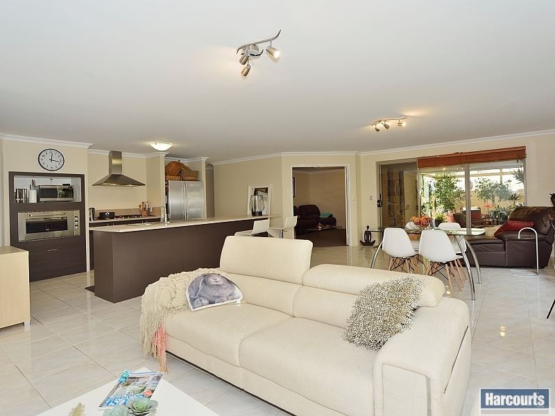 4 Banksiadale Gate, Lakelands WA 6180