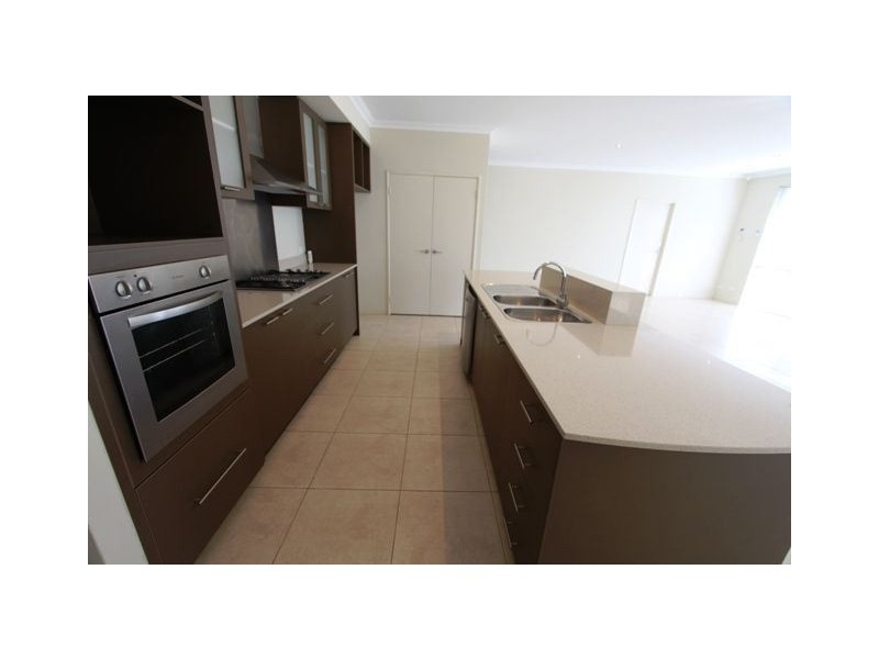 8 Myalla Pass, Lakelands WA 6180