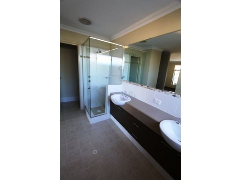 8 Myalla Pass, Lakelands WA 6180