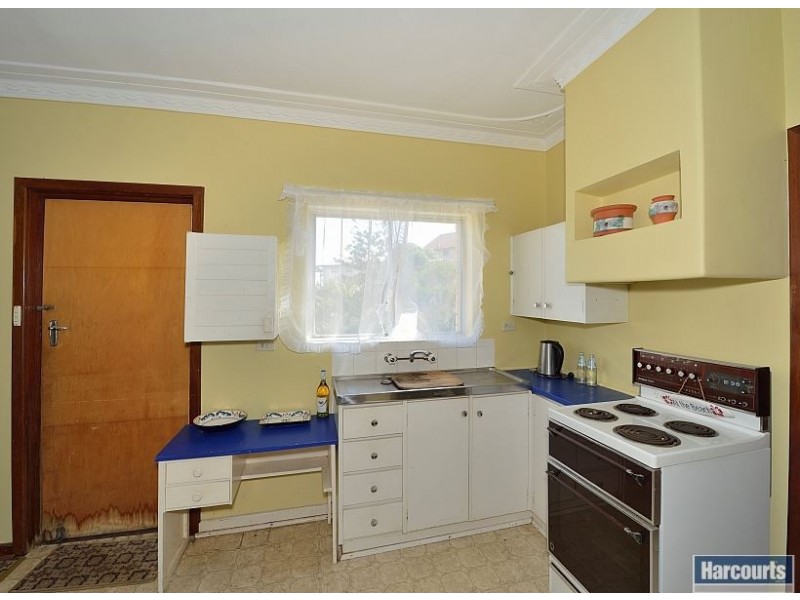 2 Sharland Street, Halls Head WA 6210