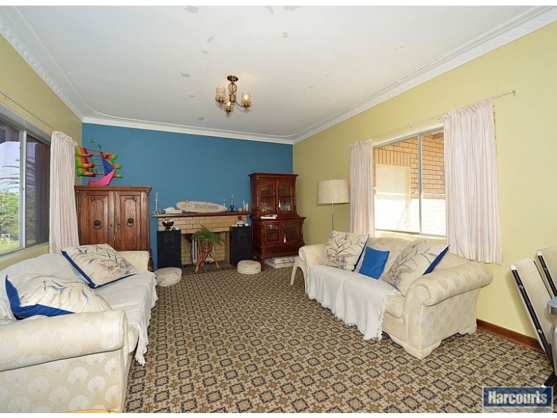 2 Sharland Street, Halls Head WA 6210