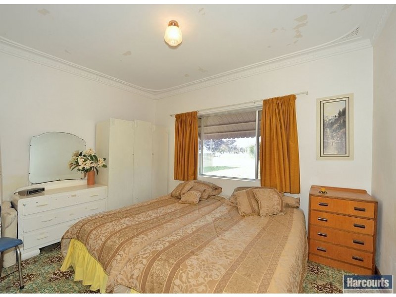 2 Sharland Street, Halls Head WA 6210