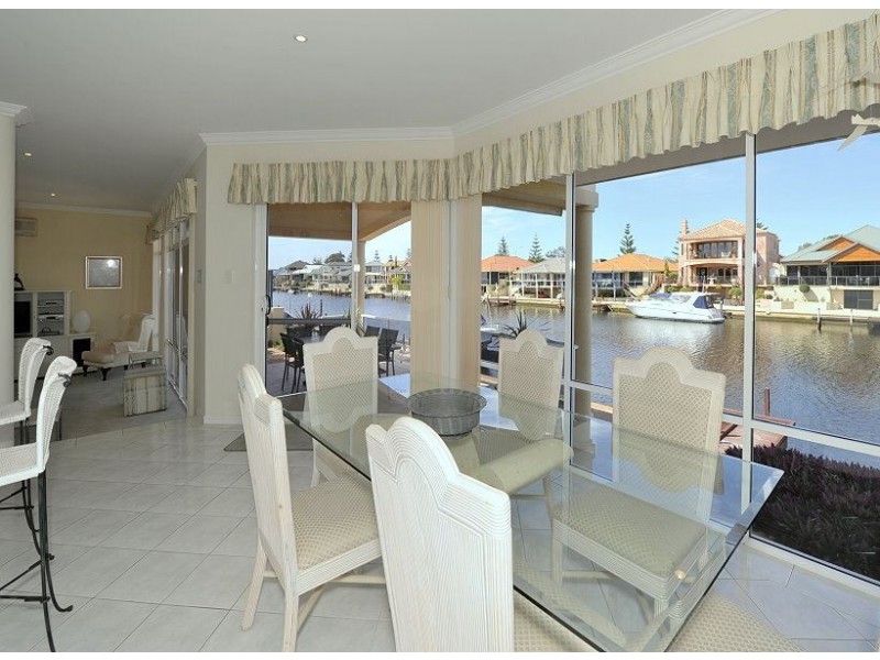 18 Aztec Island Retreat, Halls Head WA 6210