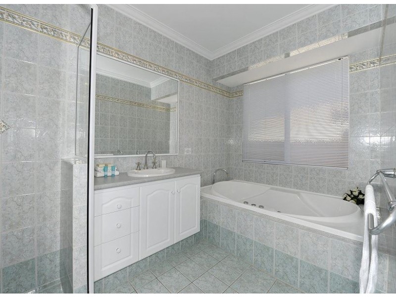 18 Aztec Island Retreat, Halls Head WA 6210