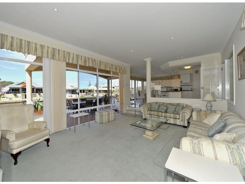 18 Aztec Island Retreat, Halls Head WA 6210