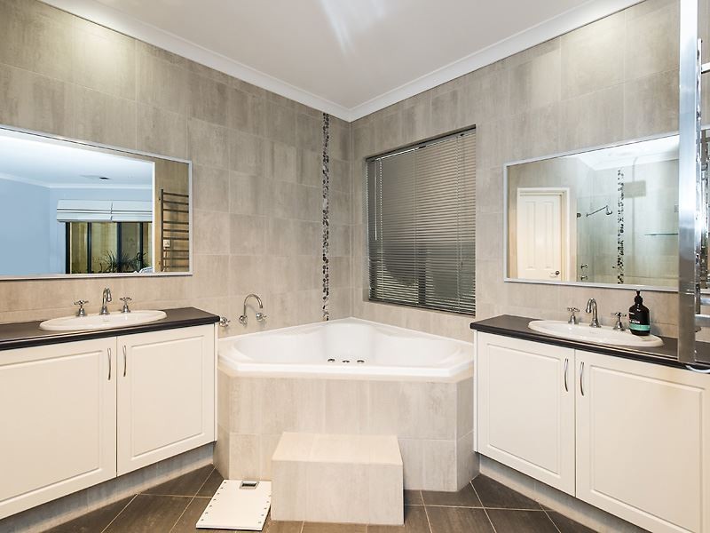 23 Picaroon Place, Halls Head WA 6210