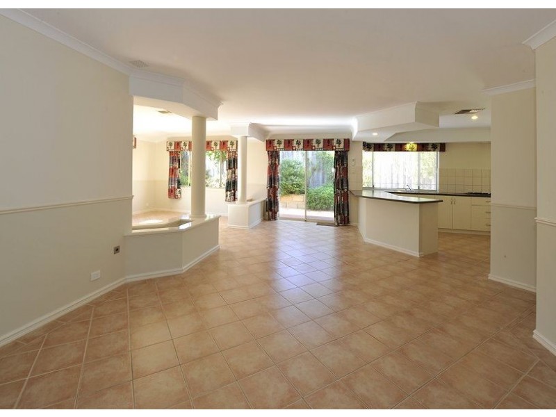 14 Malibu Point, Halls Head WA 6210