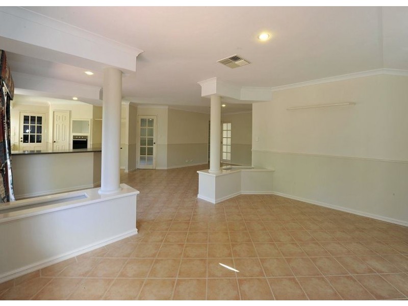 14 Malibu Point, Halls Head WA 6210