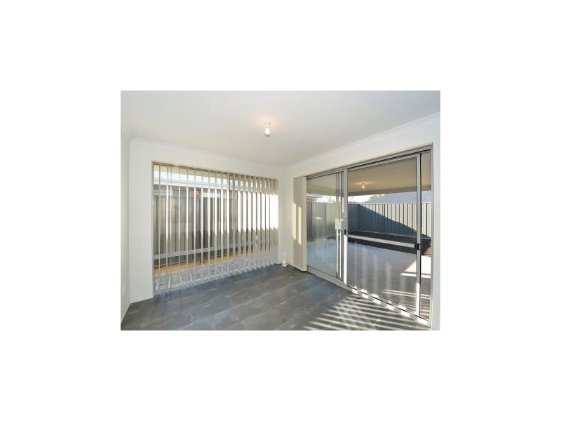 6 Blanche Crescent, Lakelands WA 6180