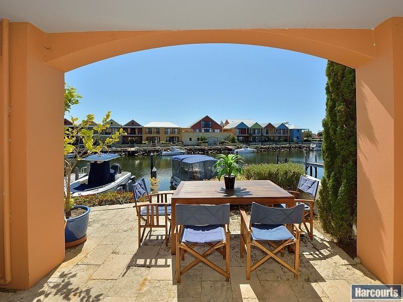 8/40 Rialto Place, Halls Head WA 6210