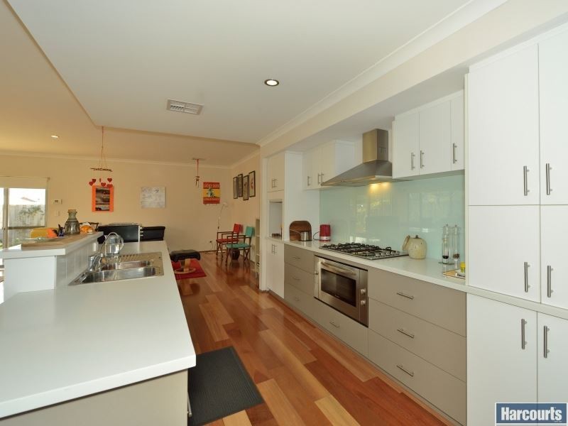 33 Marsdenia Road, Halls Head WA 6210