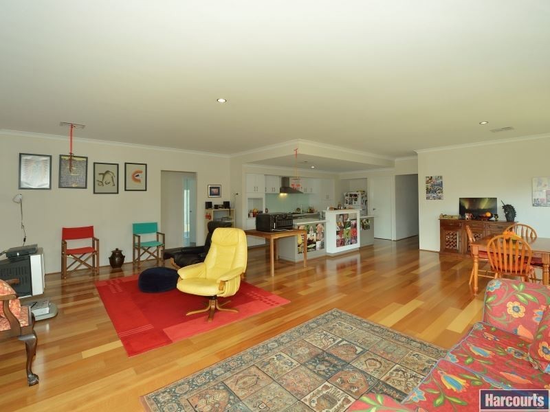 33 Marsdenia Road, Halls Head WA 6210