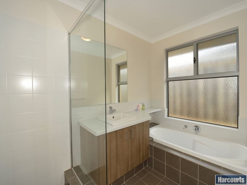 33 Marsdenia Road, Halls Head WA 6210