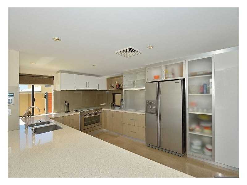 15 Erins Isle, Dudley Park WA 6210